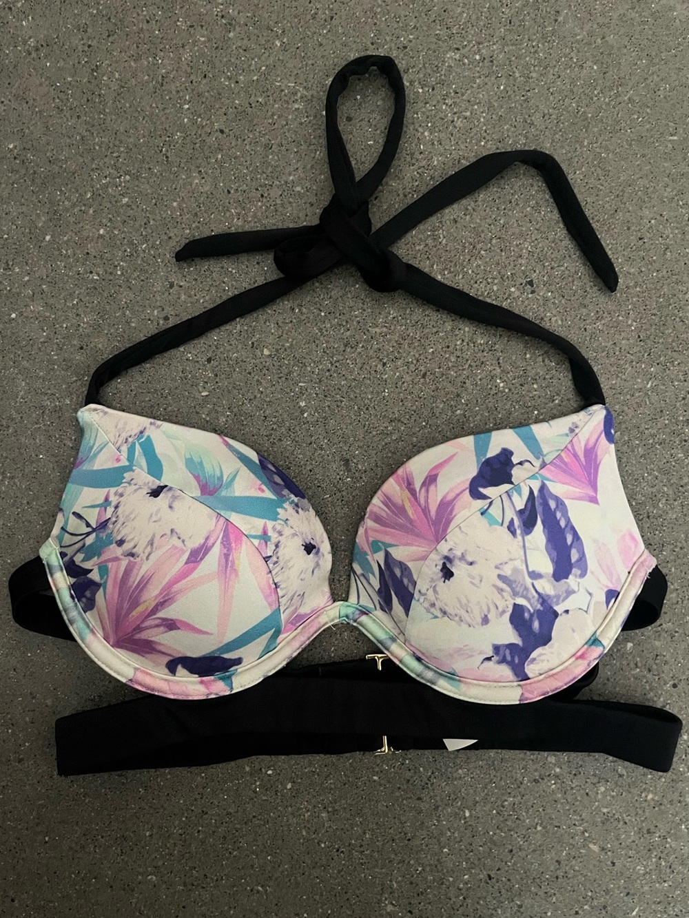 Victoriaโs Secret Bikini Top